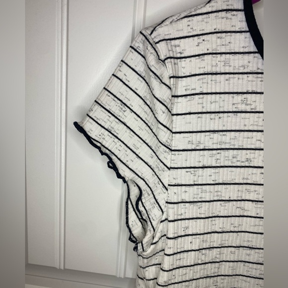 BCBG striped crop top with ruffle detail - Picture 4 of 7